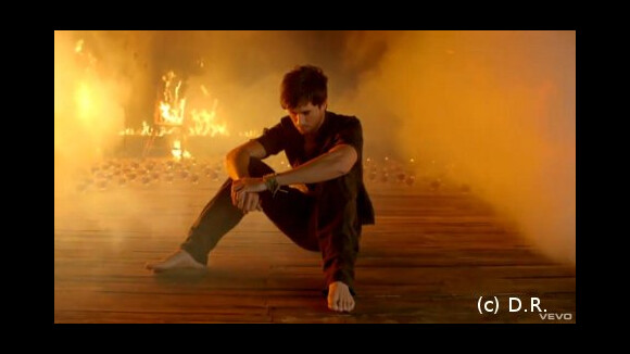 VIDEO - Enrique Iglesis enflammé dans son nouveau clip Ayer
