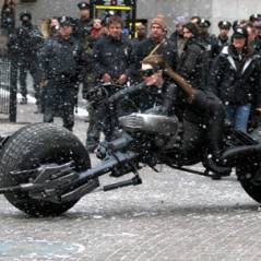 The Dark Knight Rises : Catwoman sur sa moto, prête pour la bataille (VIDEO)