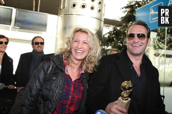 Jean Duajrdin et Alexandra Lamy avec le trophée des Golden Globes