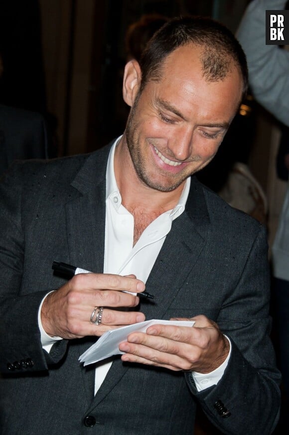 Jude Law signe des autographes pour ses fans français