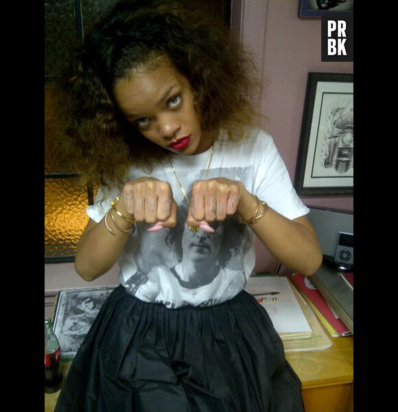 Rihanna et son tatouage rose postée sur Twitter