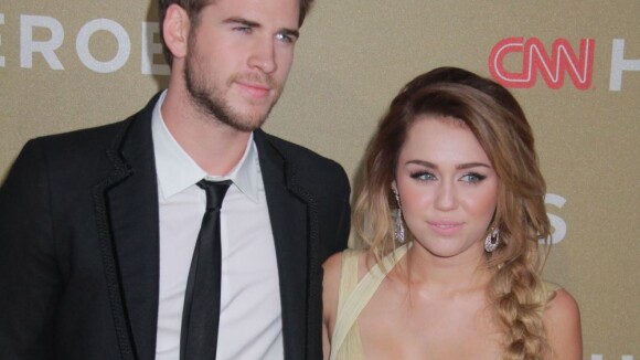 Miley Cyrus a bobo au coccyx : qui pour lui faire un bisou magique ? LOL