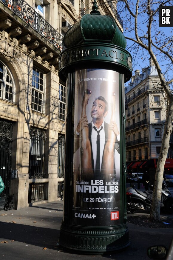 Une affiche du film Les Infidèles en plein rue