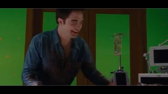 Robert Pattinson et Kristen Stewart morts de rire dans un bêtisier de Twilight (VIDEO)
