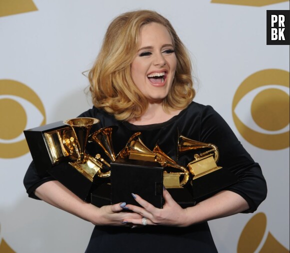 Adele, les bras chargés aux Grammys Awards 2012