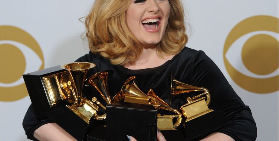 Adele, les bras chargés aux Grammys Awards 2012