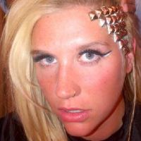 Kesha fête son anniv&#039;, comme Justin Bieber : sa nouvelle coiffure pour l&#039;occasion (PHOTO)