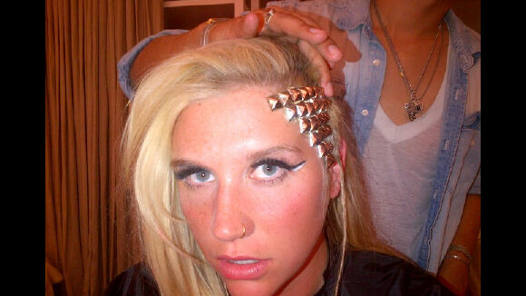 Kesha fête son anniv', comme Justin Bieber : sa nouvelle coiffure pour l'occasion (PHOTO)