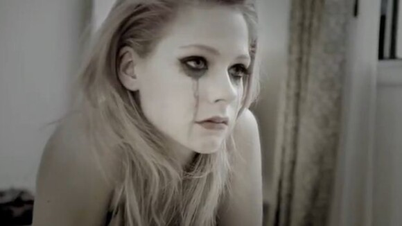 Avril Lavigne : son Goodbye triste et sexy en clip