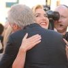 Kate Winslet embrasse James Cameron lors de l'avant-première de Titanic 3D à Londres