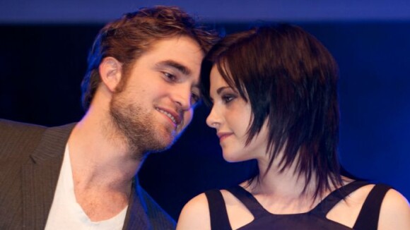 Kristen Stewart : Robert Pattinson et ses amis people lui font une surprise pour ses 22 ans !