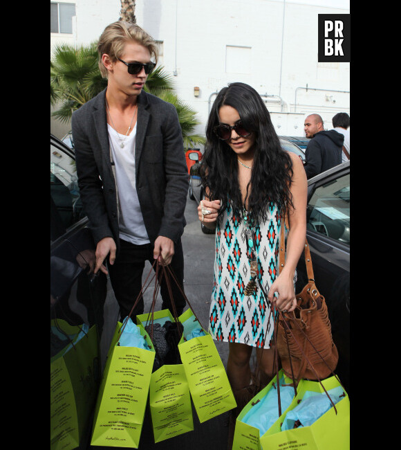 Vanessa Hudgens et Austin Butler ont bien profité de leur séance shopping !