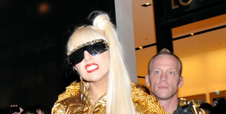 Lady Gaga toute dorée!