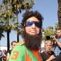 Sacha Baron Cohen : buzz à coup de chameau sur la Croisette pour The Dictator (PHOTOS)