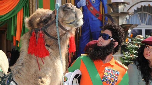 Sacha Baron Cohen : buzz à coup de chameau sur la Croisette pour The Dictator (PHOTOS)