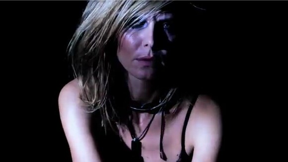 Heidi Klum se la joue trash girl sexy et "barrée" (VIDEO)
