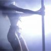 Heidi Klum se déchanche fiévreusement autour d'une barre de pole dance dans son clip