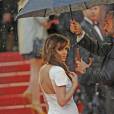 Cheryl Cole monte les marches sous la pluie