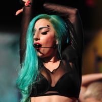 Lady Gaga se tape des barres... de fer en pleine tête ! (VIDEO)