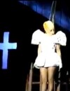 Lady Gaga se prend une barre en métal sur la tête !