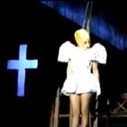 Lady Gaga se tape des barres... de fer en pleine tête ! (VIDEO)