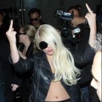 Lady Gaga : elle montre ses fesses et fait des doigts d&#039;honneur à ses fans ! Fail (PHOTOS)