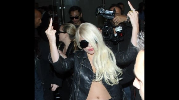 Lady Gaga : elle montre ses fesses et fait des doigts d'honneur à ses fans ! Fail (PHOTOS)