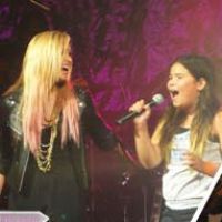 Demi Lovato : Elle invite sa petite soeur à chanter sur scène avec elle (VIDEO)