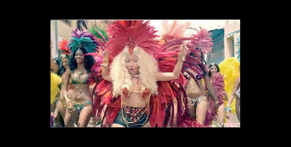 Place au Carnaval dans les rues de la ville entre copines pour Nicki Minaj !