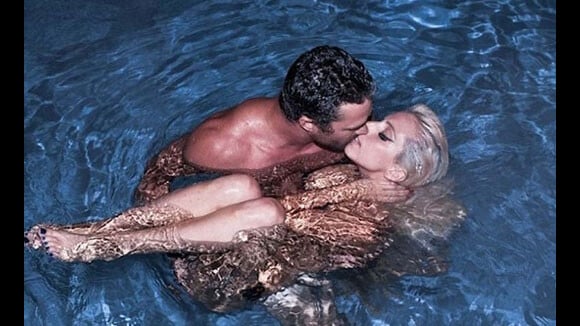 Lady Gaga : gros câlin (nue?) dans une piscine avec Taylor Kinney (PHOTO)
