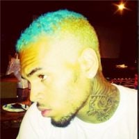 Chris Brown en mode Schtroumpf : il a les cheveux bleus ! (PHOTO)