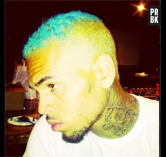 Chris Brown passe du blond au bleu !