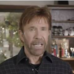 Chuck Norris : Walker Texas Ranger en campagne contre Obama. Fais gaffe Barack ! (VIDEO)