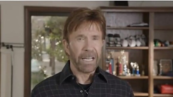 Chuck Norris : Walker Texas Ranger en campagne contre Obama. Fais gaffe Barack ! (VIDEO)