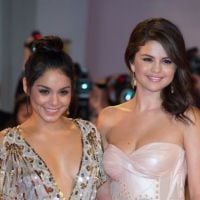 Selena Gomez VS Vanessa Hudgens : qui a le décolleté le plus sexy ? (PHOTOS)