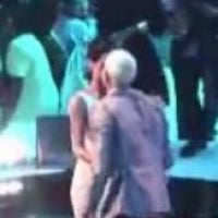 Rihanna et Chris Brown : gros câlin et petit bisou aux MTV VMA ! WTF?! (VIDEO)