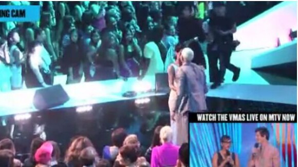 Rihanna et Chris Brown : gros câlin et petit bisou aux MTV VMA ! WTF?! (VIDEO)
