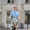 Taylor Swift à vélo, en plein cliché parisien