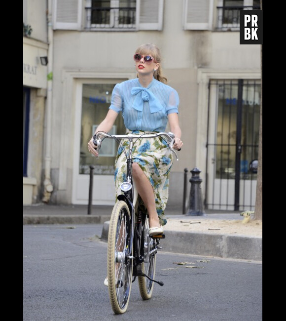 Taylor Swift à vélo, en plein cliché parisien