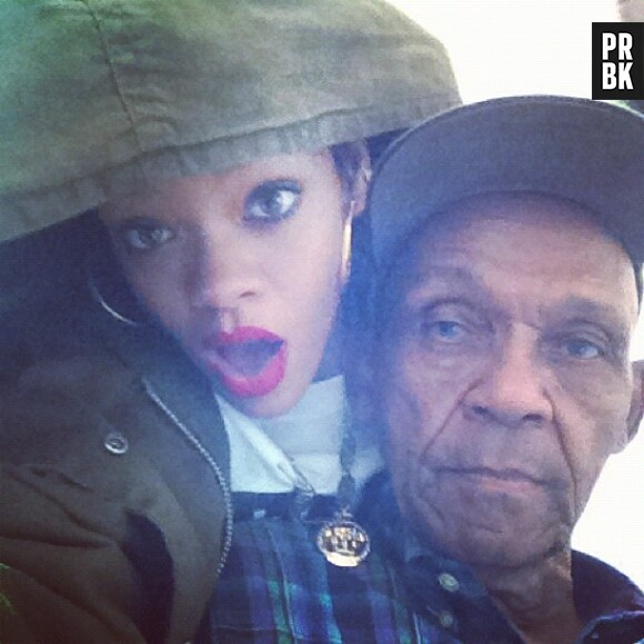 Rihanna pose aux côtés de son grand-père Bravo