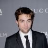 Robert Pattinson joue les célibataires sur le tapis rouge