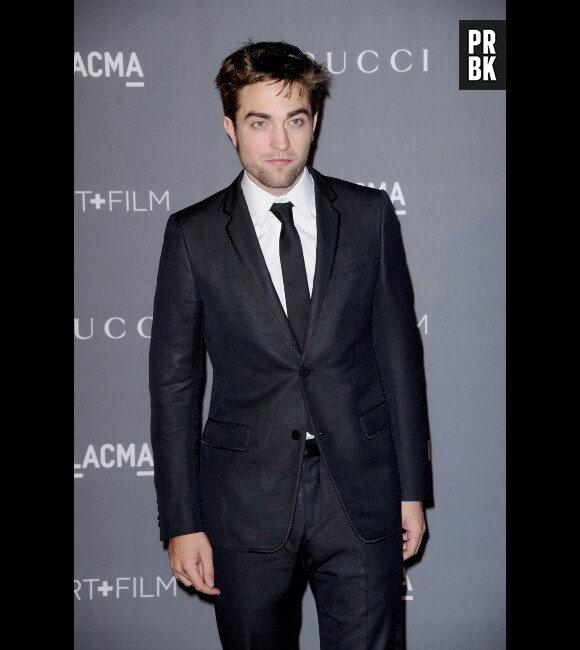 Robert Pattinson joue les célibataires sur le tapis rouge