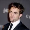 Robert Pattinson fait le beau gosse devant les photographes