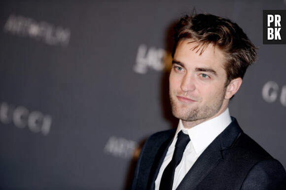 Robert Pattinson fait le beau gosse devant les photographes