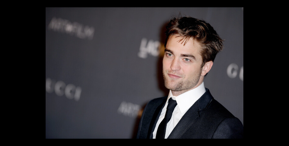 Robert Pattinson fait le beau gosse devant les photographes