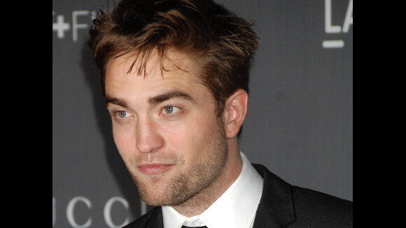 Robert Pattinson : seul mais glamour pour un gala à L.A (PHOTOS)