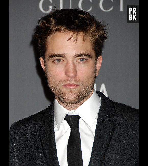 Robert Pattinson en mode "regard intense"