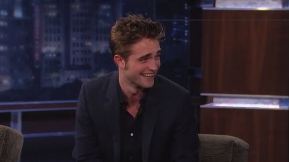 Robert Pattinson embrasse mal ? C'est lui qui le dit ! (VIDEO)