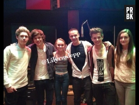 Lily-Rose Depp (au centre) pose avec les One Direction