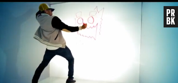 Chris Brown s'éclate en faisant des graffitis !